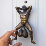 Klopadlo dverové vtipné – dekoratívne klopadlo Muž s vajcami