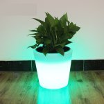 Svietiaci kvetinac farebný plastovy LED 8 RGB režimov vodeodolný s IP44 - rozmery 27x27x28 cm
