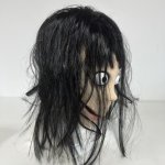 Maska na tvár Momo – strašidelná maska bábiky na Halloween pre deti aj dospelých
