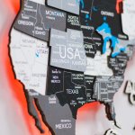 3D LED mapa světa bílo-šedá 150×90 cm – dřevěný nástěnný obraz s podsvícením