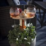 Stůl na víno dřevěný – zapichovací přenosný stolek na láhev a sklenice