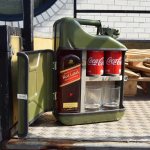 Minibar v tvare kanistra Jerrycan – Úložný bar na fľašu + 2 poháre, objem 10 l