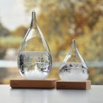 Barometr designový skleněný - Bouřkové sklo na dřevěném podstavci