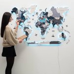 Dřevěná 3D LED mapa světa 200×120 cm (šedá) – dřevěná dekorace s ovládáním