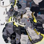 Dřevěná 3D LED mapa světa 200×120 cm (šedá) – dřevěná dekorace s ovládáním