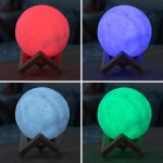 Svetlo Mesiac - Nočná lampa svietidlo 3D s dreveným podstavcom - 16 farieb + diaľkový ovládač