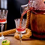 Karafa krištáľová na červené víno – rotačná súprava na víno s 2 pohármi (zlatá/strieborná)