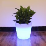 Svietiaci kvetinac farebný plastovy LED 8 RGB režimov vodeodolný s IP44 - rozmery 27x27x28 cm