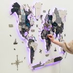 Dřevěná 3D LED mapa světa 200×120 cm (šedá) – dřevěná dekorace s ovládáním