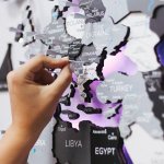 3D LED mapa světa bílo-šedá 150×90 cm – dřevěný nástěnný obraz s podsvícením
