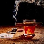 Pohár na whisky s cigaretovým držiakom – sklenený pohár 260 ml