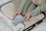 Vyhrievaný pás na kríže a chrbát – elektrický termo pás 100 % semiš + ohrev do 50 °C + USB napájanie