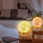 Svetlo Mesiac - Nočná lampa svietidlo 3D s dreveným podstavcom - 16 farieb + diaľkový ovládač