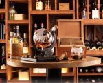 Karafa Glóbus na whisky na stojane – súprava 4 poháre + 9 kameňov