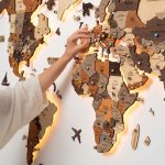 Luxusná LED 3D drevená mapa sveta 250×160 cm – drevený obraz s ovládaním