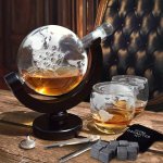 Karafa Globus na whisky – dárkový set se 2 skleničkami a 9 kameny