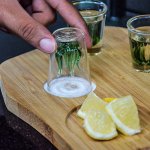 Souprava na tequilu – karafa 840 ml + 4 sklenice + dřevěný tác ruční výroba