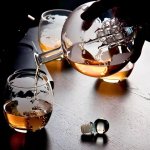 Karafa Glóbus na whisky na stojane – súprava 4 poháre + 9 kameňov