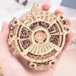 Kalendár drevený 3D – hlavolam rok, mesiace a dni 21 dielov