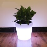 Svietiaci kvetinac farebný plastovy LED 8 RGB režimov vodeodolný s IP44 - rozmery 27x27x28 cm