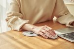 USB vyhrievaná podložka na ruky do 50 °C – luxusná okrúhla semišová, ultra jemná, priemer 11 cm