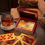 Karty pokerové zlaté - sada 54 hracích karet v dřevěném boxu - žolíkové karty