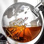 Karafa Globus na whisky – dárkový set se 2 skleničkami a 9 kameny