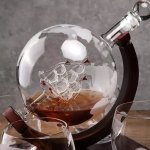 Karafa Glóbus na whisky na stojane – súprava 4 poháre + 9 kameňov