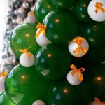 Vánoční stromek z balonů – nafukovací stromek ze 66 balonů (bílá/zelená) 195 cm