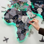 Dřevěná 3D LED mapa světa 200×120 cm (šedá) – dřevěná dekorace s ovládáním