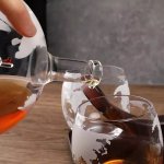 Karafa Glóbus na whisky na stojane – súprava 4 poháre + 9 kameňov