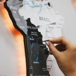 3D LED mapa světa bílo-šedá 150×90 cm – dřevěný nástěnný obraz s podsvícením