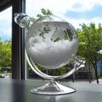 Skleněný glóbus na podstavci – meteorologické bouřkové sklo, předpověď počasí