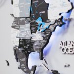 3D LED mapa světa bílo-šedá 150×90 cm – dřevěný nástěnný obraz s podsvícením