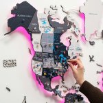 Dřevěná 3D LED mapa světa 200×120 cm (šedá) – dřevěná dekorace s ovládáním