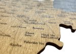 3D dřevěná nástěnná mapa Česka s vyznačenými městy 45×79 cm