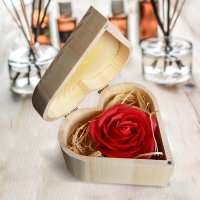 Růže z mýdla v dřevěné krabičce ve tvaru srdce – Dárková růže z mýdla