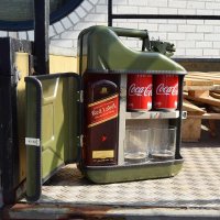 Minibar v tvare kanistra Jerrycan – Úložný bar na fľašu + 2 poháre, objem 10 l