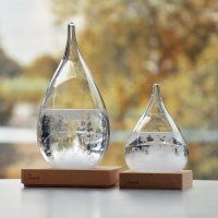Barometer dizajnový sklenený - Búrkové sklo na drevenom podstavci