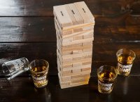 Veža Jenga drevená – spoločenská hra so 4 pohárikmi na shoty pre 2–4 hráčov