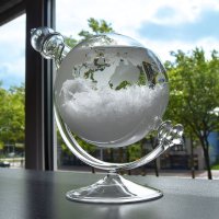 Sklenený glóbus na podstavci – meteorologické búrkové sklo, predpoveď počasia